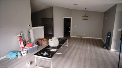 Super spacious condo in Island Park Village perfecly tucked on a - photo 3