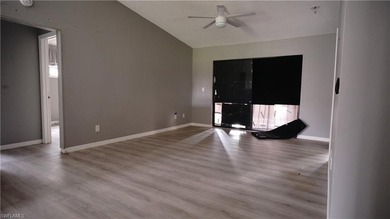 Super spacious condo in Island Park Village perfecly tucked on a - photo 4