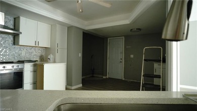 Super spacious condo in Island Park Village perfecly tucked on a - photo 5