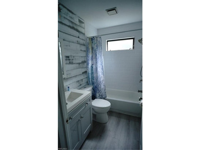 Super spacious condo in Island Park Village perfecly tucked on a - photo 7