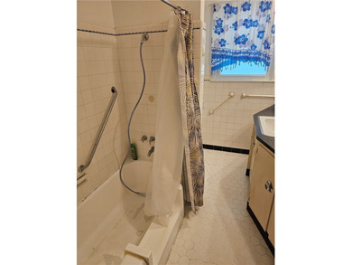 Fantastic find.....Great location, cute 2 bedroom/ large living - photo 11