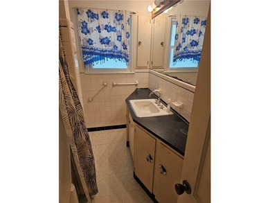 Fantastic find.....Great location, cute 2 bedroom/ large living - photo 12