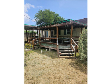 Fantastic find.....Great location, cute 2 bedroom/ large living - photo 13