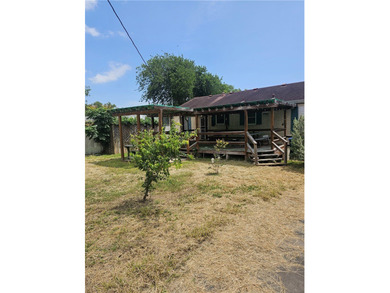 Fantastic find.....Great location, cute 2 bedroom/ large living - photo 14