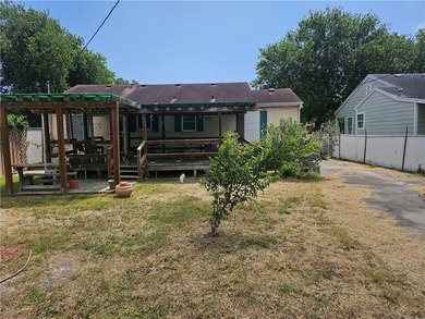 Fantastic find.....Great location, cute 2 bedroom/ large living - photo 16
