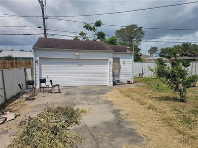 Fantastic find.....Great location, cute 2 bedroom/ large living - photo 17