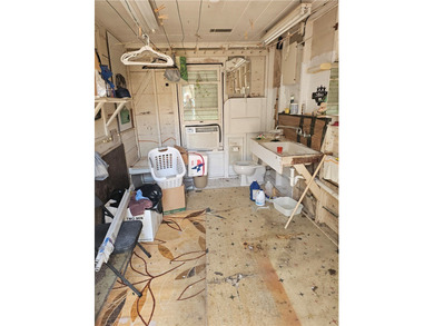 Fantastic find.....Great location, cute 2 bedroom/ large living - photo 18