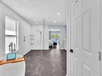 Beautifully updated 5-bedroom, 3-bath, 3-car garage home with - photo 19