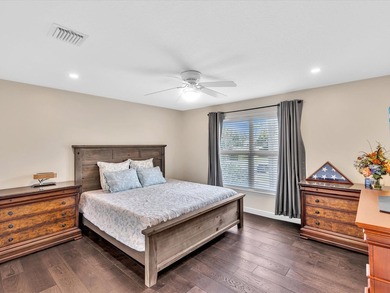 Beautifully updated 5-bedroom, 3-bath, 3-car garage home with - photo 24