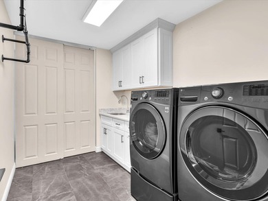 Beautifully updated 5-bedroom, 3-bath, 3-car garage home with - photo 27