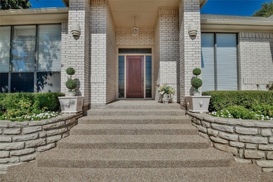 GORGEOUS FIRST-CLASS CUSTOM GOLF COURSE HOME sits on a quiet - photo 3
