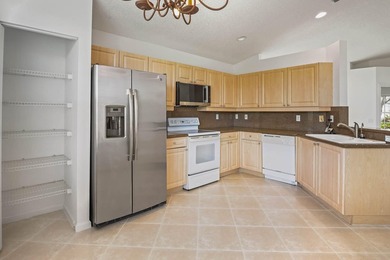 Real little gem in Valencia Isles! Move in condition with - photo 16