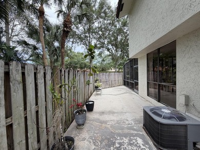 Spacious 2-bedroom, 2.5-bath corner unit located in a desirable - photo 25