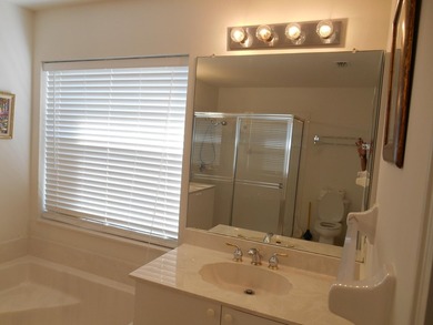 Real little gem in Valencia Isles! Move in condition with - photo 33
