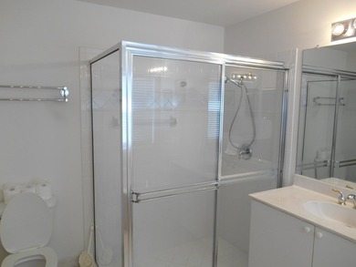 Real little gem in Valencia Isles! Move in condition with - photo 34