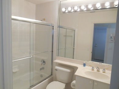 Real little gem in Valencia Isles! Move in condition with - photo 36