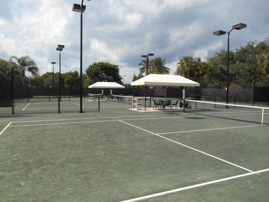 Real little gem in Valencia Isles! Move in condition with - photo 44