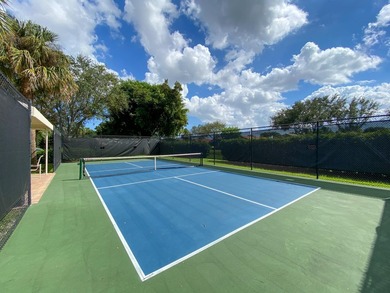 Real little gem in Valencia Isles! Move in condition with - photo 47