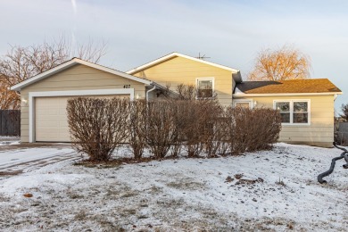 Lake Home Sale Pending in Lindenhurst, Illinois
