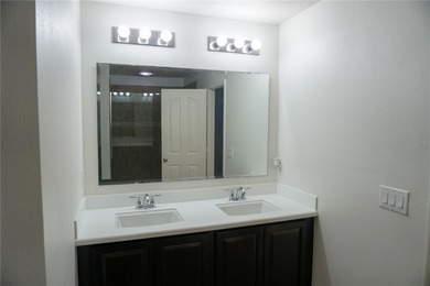 Price reduced! Seller motivated. Spacious 5 bedroom 3 bath home - photo 22