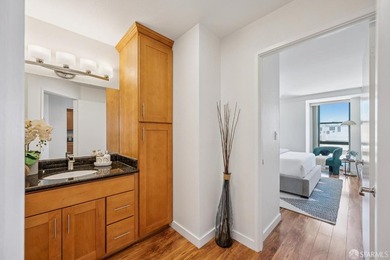 Stunning city-view residence at Daniel Burnham Court offering - photo 23