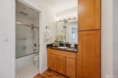 Stunning city-view residence at Daniel Burnham Court offering - photo 28