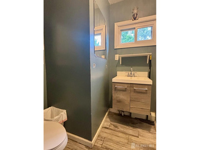 Welcome to this well maintained 3 bedroom, 1.5 bath Colonial - photo 7