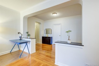 FOREST HILLS SOUTH Very sunny & spacious, 1 Bedroom / 1 Bathroom - photo 11