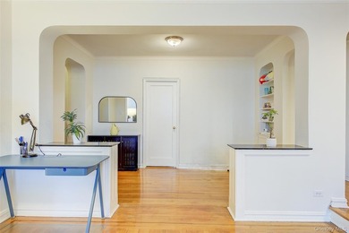 FOREST HILLS SOUTH Very sunny & spacious, 1 Bedroom / 1 Bathroom - photo 12