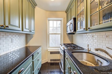 FOREST HILLS SOUTH Very sunny & spacious, 1 Bedroom / 1 Bathroom - photo 17