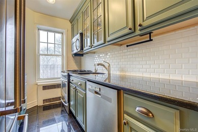FOREST HILLS SOUTH Very sunny & spacious, 1 Bedroom / 1 Bathroom - photo 18