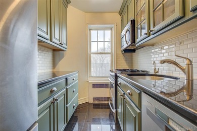 FOREST HILLS SOUTH Very sunny & spacious, 1 Bedroom / 1 Bathroom - photo 19