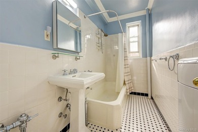 FOREST HILLS SOUTH Very sunny & spacious, 1 Bedroom / 1 Bathroom - photo 26