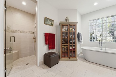 Enter this exceptional sun-filled 3BR/4BA home with thoughtful - photo 32