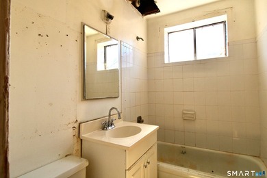 Endless possibilities in this 3 room 1 Bed condo located in East - photo 19