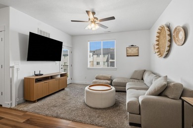 Beautiful Edge condo featuring 9-foot ceilings, ample storage - photo 4
