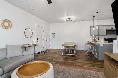 Beautiful Edge condo featuring 9-foot ceilings, ample storage - photo 5