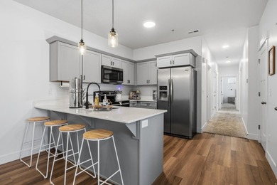 Beautiful Edge condo featuring 9-foot ceilings, ample storage - photo 7