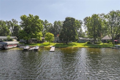 Lake Home For Sale in Pinckneyvillage_Livingston, Michigan