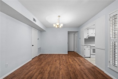 Welcome to this beautifully remodeled corner-unit townhouse - photo 7