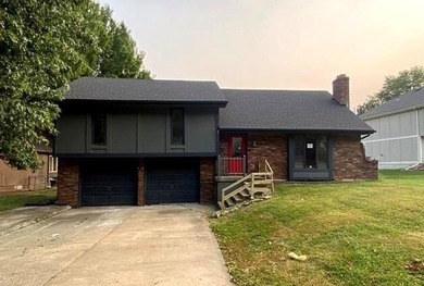 Silver Lake Home For Sale in Raymore Missouri