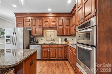 Beautiful full brick home in the desirable Berkeley community - photo 12