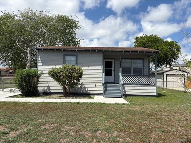 Darling home with stunning hardwood floors, great size rooms - photo 1