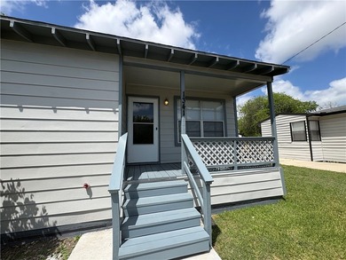 Darling home with stunning hardwood floors, great size rooms - photo 3