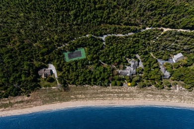Beyond a private gated entrance lies an extraordinary waterfront - photo 23