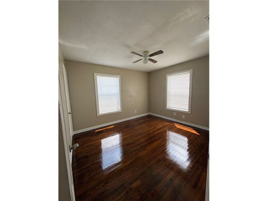 Darling home with stunning hardwood floors, great size rooms - photo 7