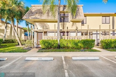 Lake Townhome/Townhouse For Sale in Plantation, Florida