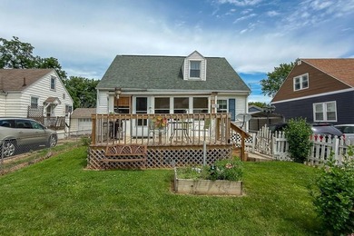 Lovingly maintained and full of warmth! This inviting home - photo 1