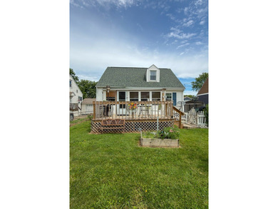 Lovingly maintained and full of warmth! This inviting home - photo 3