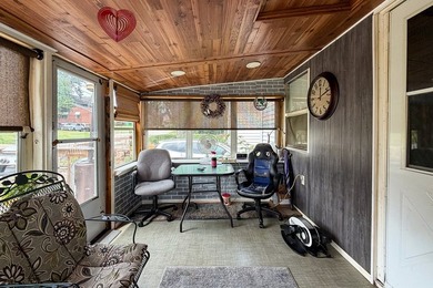 Lovingly maintained and full of warmth! This inviting home - photo 4